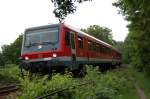 VT 628 der Regionalbahn Heidelberg-Heilbronn kurz vor der Einfahrt in den Bahnhof Bad Wimpfen im Juli 2006 