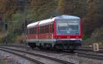 Fahrzeugwechsel auf der Niedtalbahn. Einmal in der Woche werden die Triebwagen auf der Niedtalbahn ausgetauscht und dann gibt es immer ein durchgehendes Zugpaar von Saarbrücken nach Niedaltdorf und umgekehrt. 628 451 ist ins Tal der Nied unterwegs, der Schwestertriebwagen 628 602 wird in wenigen Minuten aus der Gegenrichtung kommen.
Bahnstrecke 3230 Saarbrücken - Karthaus am 24.11.2013 in Luisenthal Saar