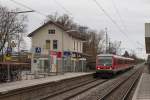 Am grauen Vormittag des 21.02.16 durchfährt der Mühldorfer 628 649-6 zusammen mit einem Schwesterfahrzeug von München Hbf nach Mühldorf den Haltepunkt Poing.