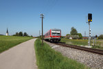 Noch stehen die Telegrafenmasten an der Strecke Wasserburg (Inn) - Grafing Bahnhof.
628 596-9 verläßt am 07.05.16 gerade die Ortschaft Tulling auf seinem Weg nach Wasserburg.