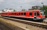 Traditionell finden zur Kieler Woche Fahrten auf der Strecke Kiel-Schönberg(Holstein) statt. Als RB76 (RB21553) nach Schönberg(Holstein) verlässt 928 327-5 am Nachmittag des 24.6.2016 den Kieler Hauptbahnhof