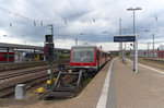 Auf zwei Relationen sind im Saarland noch die Dieseltriebwagen der BR 628 zu finden.
Dillingen - Niedaltdorf - Dillingen und Saarbrücken Hbf. - Lebach-Jabach - Saarbrücken Hbf. 628 487 wartet auf Fahrgäste (der Zug wird voll werden)und wird sich dann 50% der Strecke unter Fahrdraht nach Lebach-Jabach aufmachen. Saarbrücken Hbf. am 12.07.2016
