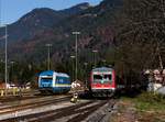 Die 223 064 bei einer Rangierfahrt und der abgestellte 628 402 am 29.11.2014 in Oberstdorf.