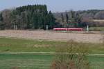 Bei Winterstettenstadt fährt ein in Aulendorf gestarteter Triebwagen der Baureihe 628/928 am 19.03.2020 als IRE 22526 nach Ulm.