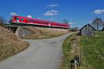 Bei Winterstettenstadt fährt ein in Aulendorf gestarteter Triebwagen der Baureihe 628/928 am 19.03.2020 als IRE 22506 nach Ulm.