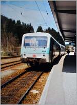 Der DB 628/928 344-1 wartet in Titisee-Neustadt (Schwarzwald) als RE auf die Abfahrt nach Ulm (via Donaueschingen).