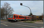 Als 628 225 der CLR auf dem Weg nach Dessau Hbf die Albrechtstraße (B 184) quert, versehen ganze 13 Blinklichter ihren Dienst.