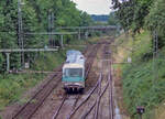 18.Juli 2000: „Nachschuss“ von der Brücke der Schießbergstraße in Crailsheim auf den mintgrünen 628, der auf das Gleis der Taubertalbahn wechselte. Bemerkenswert ist das hochgesetzte Sperrsignal am rechten Bildrand. 