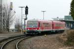 928 564 ist am 5.4.13 in Friedrichshafen Hafen in Gleis 2 abgefahren und hat die Mitte des 350 Meter langen Mittelbahnsteigs erreicht.