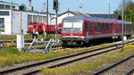 Während 928 639 am östlichen Stumpfgleis am Bahnsteigende steht (stark rangezoomt vom Bahnsteig), steht 363 711-3 abgestellt vor dem Hilfsgerätewagen in Mühldorf 10.05.2017