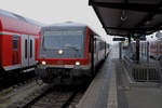 Der Mühldorfer Neuzugang 628 622-3 steht am trüben 21.12.17 abfahrbereits nach Salzburg im Bahnhof von Mühldorf.