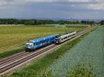 Der 628 424 als RB nach Neufahrn Niederbayern und der 440 401 als ag nach Plattling am 21.05.2018 unterwegs bei Straubing.