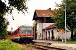 30.06.2005, Strecke Traunstein – Waging am See, Triebwagen 628 628 im Bahnhof Waging a.S.