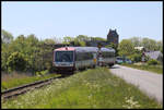 VT 506 der NEG verlässt hier am 29.05.2020 um 13.43 gerade den Ortsteil Dagebüll Kirche in Richtung Niebüll.