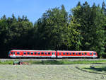 928 584-1 auf dem Weg nach Traunstein, so gesehen Anfang August 2020 bei Weibhausen.