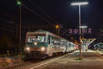 Am vorletzten Session-Tag der Räuber/Moor-bahn war es bereits dunkel, als die beiden Triebwagen 628 673/486 und 904 für die Rückfahrt nach Ulm vereinigt wurden, hier stehen sie im Bahnhof von Aulendorf. 25.10.2020