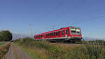 DB 628 656 ist am 14.10.2021 auf der RB51 von Ulm nach Biberach(Riß) Süd unterwegs und erreicht hier in Kürze den Bahnhof Laupheim West.