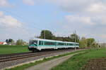 DB 628 436  Anna  und 628 486  Maria  sind am 01.05.2022 im Rahmen ihrer Abschiedsfahrt bei DB Regio in Baden-Württemberg von Ulm nach Triberg unterwegs. Hier sind die beiden mintfarbenen Triebwagen auf der Südbahn bei Bad Schussenried zu sehen.