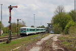DB 628 436  Anna  und 628 486  Maria  sind am 01.05.2022 im Rahmen ihrer Abschiedsfahrt bei DB Regio in Baden-Württemberg von Ulm nach Triberg unterwegs. Hier erreichen die beiden mintfarbenen Triebwagen gerade den Bahnhof Mengen.