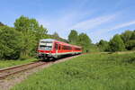 DB 628 636 fährt am 15.05.2022 als Dahner Felsenland-Express von Karlsruhe nach Bundenthal-Rumbach und erreicht hier in Kürze Bruchweiler an der Wieslauterbahn.