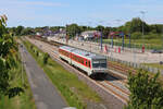 DB 628 501 verlässt als SyltShuttle Plus den Bahnhof Niebüll zur Fahrt nach Bredstedt.