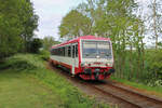 neg 628 071-2 erreicht den Haltepunkt Maasbüll auf seiner Fahrt nach Niebüll. (30.05.2022)