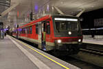 DB 628 581 steht am Abend des 30.12.2022 in Salzburg Hbf zur Fahrt als RB45 nach Landshut.