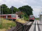 Zwei Züge in Freinsheim: Von links kommt eine Regionalbahn von Frankenthal Hbf zur Weiterfahrt nach Ramsen; rechts steht abgestellt die Regionalbahn nach Neustadt (Weinstr) Hbf (17.07.2010)
