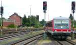 928 416 aus Bayreuth muss bei der Einfahrt in Weiden mehrere Weichen „krumm“ befahren, um Gleis 4 zu erreichen. 