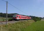 Ein Triebwagen der Baureihe 628 befindet sich auf dem Weg von Kieslegg nach Aulendorf, hier bei der Durchfahrt in Rossberg, aufgenommen am 17.07.2013