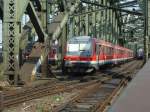 628 496 fährt hier am 22.08.2013 als RB38 nach Köln Messe/Deutz auf der Hohenzollernbrücke in Köln.