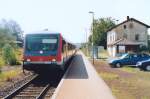 928 331 fährt am 30.8.05 als RB nach Lauterbach im ehemaligen Bahnhof Zell-Romrod ab.