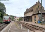 628 231 fuhr am 20.8.14 in Niederstetten als RB nach Crailsheim auf Gleis 2 los. Rechts vom Bild geht es bergab zur Stadtmitte - der Bahnhof liegt etwa 30 Meter über dem Vorbachtal am nordwestlichen Stadtrand. 
