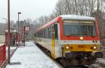   Der Dieseltriebzug 928 677-4 / 628 677-7 der Westerwaldbahn (WEBA) erreicht am 24.01.2015, bei leichtem Schneefall, den Haltepunkt Alsdorf.