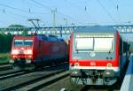 185 199 mit Güterzug Richtung Maschen und 928 543 als RB 14723 (Buchholz–Bennemühlen) am 14.09.2006 in Buchholz (Nordheide)