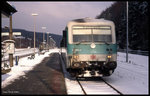 628671 nach Korbach steht hier am 28.01.1996 abfahrbereit am Bahnsteig in Brilon Wald.