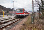 628 496 als RB 23612 (Seckach - Miltenberg), am 23.3.2016 bei der Abfahrt in Amorbach.