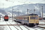 Im Dezember 1979 fährt der 628 013-5 aus Kempten kommend in Garmisch-Partenkirchen ein, im Hintergrund eine 1245 der ÖBB. Die 628.0 bestanden im Unterschied zu den später gelieferten 628 aus zwei Motorwagen und hatten gesickte Seitenwände.