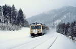 Von der Fahrt durch das tiefverschneite Allgäu gekennzeichnet ist ein 628.0 bei Oberstaufen unterwegs (Februar 1983)
