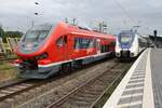 632 605-1 trifft am 22.06.2021 als RB53 (RB14930)  Ardey-Bahn  von Iserlohn nach Dortmund Hauptbahnhof in Schwerte (Ruhr) auf 9442 864-6 als RE7 (RE32559)  Rhein-Münsterland-Express  nach Krefeld