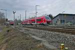 633 044 kurz nach dem Start in Hergatz auf seiner 4 Minuten dauernden Fahrt als RE 77 / RE 3793 nach Wangen (Allgu).