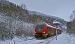 Mit 10 Minuten Verspätung trifft 633 106 am 28.11.2023 mit dem RE 57 von Dortmund nach Winterberg im verschneiten Haltepunkt Silbach ein.