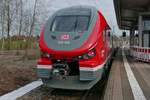 Im Bahnhof Hergatz steht 633 044 bereit, um später als RE 77 / RE 3795 nach Wangen (Allgäu) zu fahren (19.02.2021).