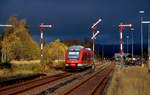 Für wenige Minuten herrschte an einem Spätseptembertag 2004 eine seltsame Lichtstimmung im Bahnhof Erndtebrück. Glücklicherweise verließ ein 640 genau zum richtigen Zeitpunkt den Bahnhof in Richtung Bad Berleburg.