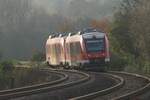 Die am 7.11.2020 als RE25 nach Koblenz Hbf verkehrende DB Regio LINT27 (640 019 + 640 006) Doppeltraktion am BÜ Karlssprudel in Stockhausen von Hinten.