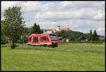 DB 640002 erreicht hier am 26.05.2022 um 14.10 Uhr den Ortsrand von Stein an der Traun.
Im Hintergrund ist das Kloster Baumburg zu sehen. Dort hat der Zug kurz zuvor den Bahnhof Altenmark Alz verlassen.