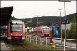 640 018 verlsst als RB92 Attendorn in Richtung Finnentrop. 640 002 wird gleich seine Fahrt nach Olpe vortsetzen. Im Hintergrund die Burg Schnellenberg. (29.08.2010)