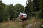 640 0022 verlsst Alttendorn in Richtung Olpe. Leider wuchert das Grn links und rechts der Bahn sehr stark...