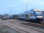 Am 16.04.2013 in Halberstadt Lint 27 des Hex und RS 1 der MRB warten bei der VIS auf neue Aufgaben im Regionalverkehr. �ber den Zaun fotograpiert.
