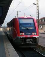 Der 641 028 ist am Abend des 15.04.2005 in Weimar Hbf gerade dabei, sich fr die Rckfahrt nach Kranichfeld vorzubereiten. Die neue Technik in Form von LED in der Zugschluss-Beleuchtung lsst sich hier sehr gut beobachten